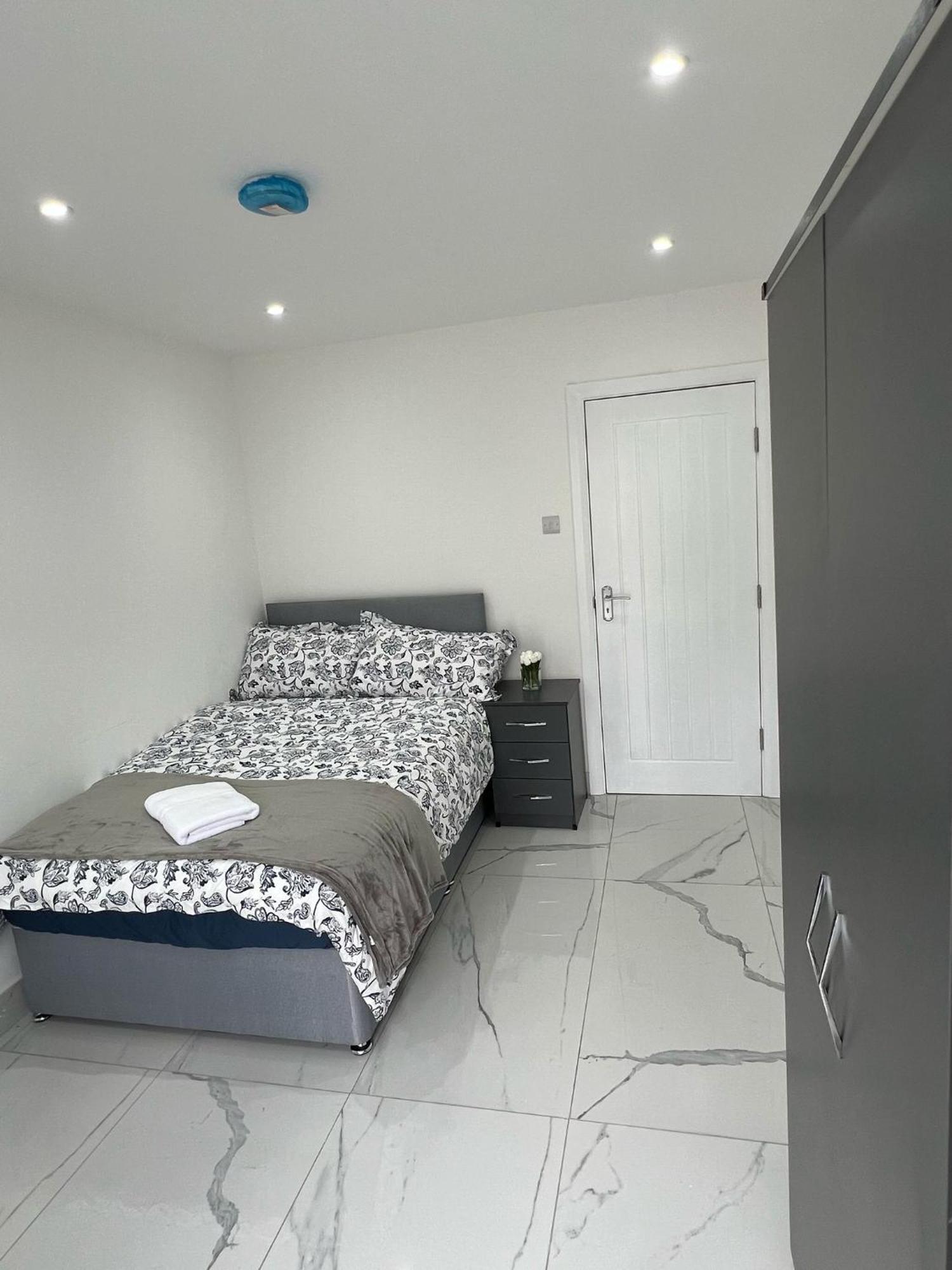 93 New Road Harmondsworth Exterior foto